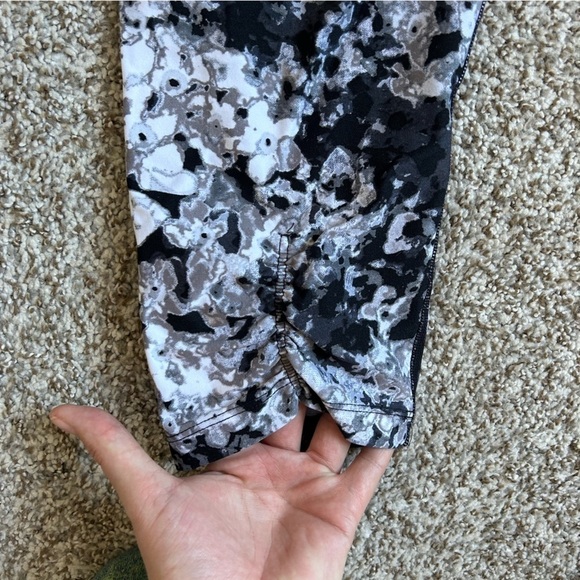 Calvin Klein Performance Black White Floral Capri Leggings Workout Large - Picture 6 of 8